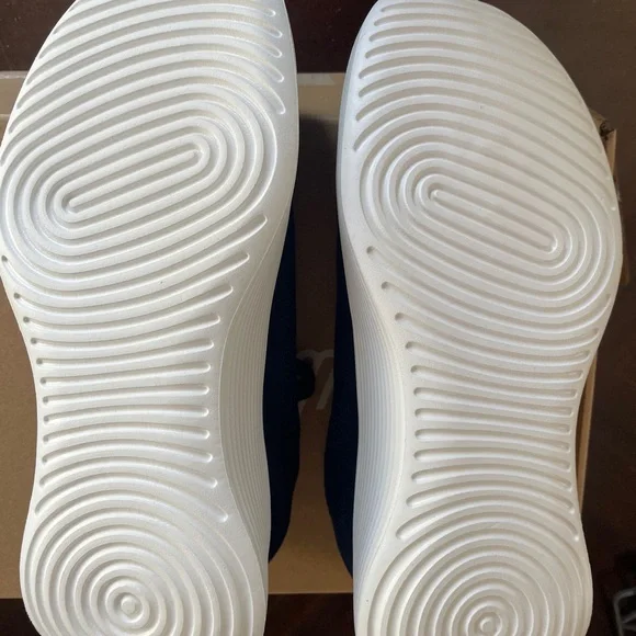 Allbirds Women's Navy Sneakers New in Box - Picture 3 of 4